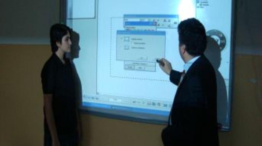 Elginkan Vakfı devlet okuluna bilgi teknoloji sınıfı