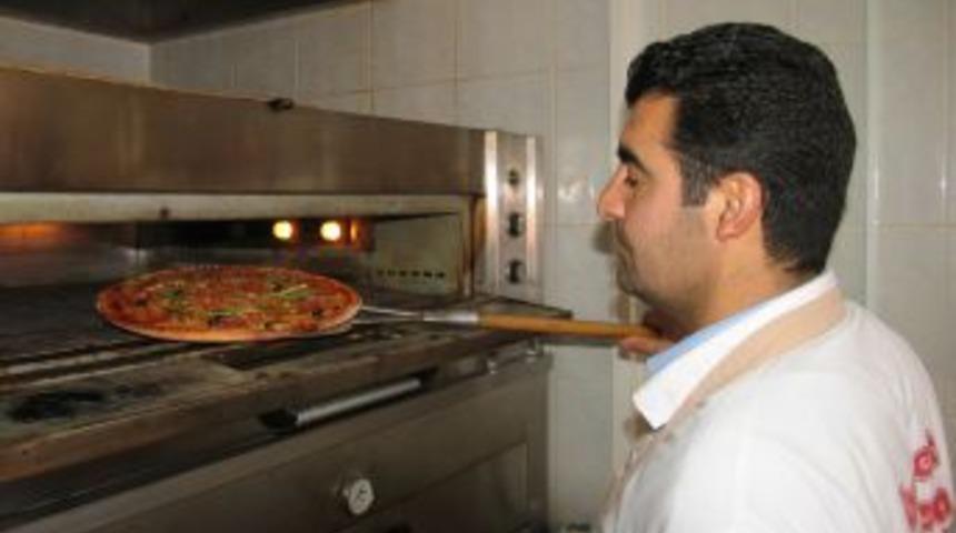 Avrupa&rsquo;da ustası olduğu pizzayı, kasabadaki hemşehrileri i&ccedil;in yapıyor