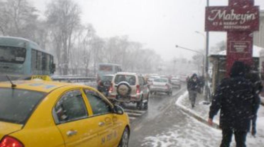 İstanbul trafiğine kar engeli