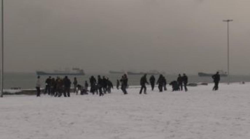 İstanbulluların sahilde kartopu keyfi