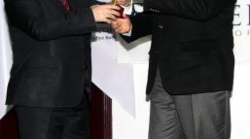 Yılın Valisi se&ccedil;ilen Kenan &Ccedil;itf&ccedil;i &ouml;d&uuml;l&uuml;n&uuml; aldı