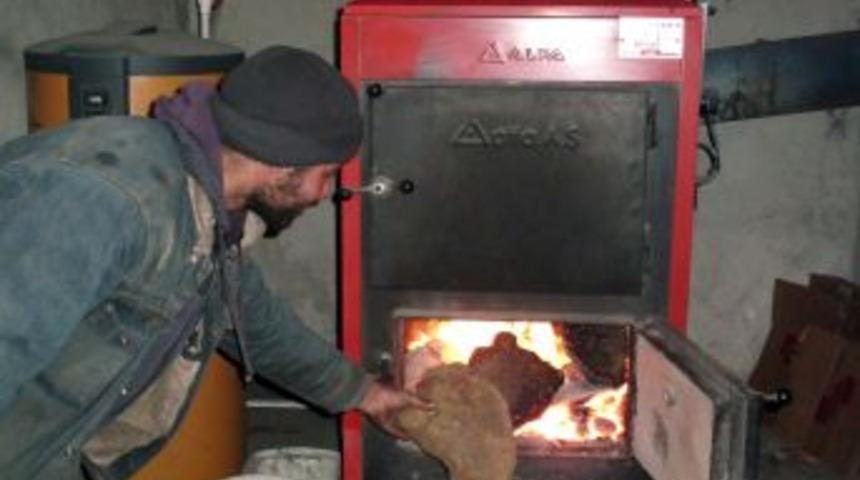 Bir espriyle tezek yakmaya başladı, ısınmada y&uuml;zde 50 tasarruf sağladı