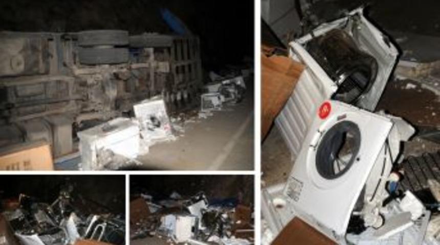 Beyaz eşya y&uuml;kl&uuml; tır devrildi