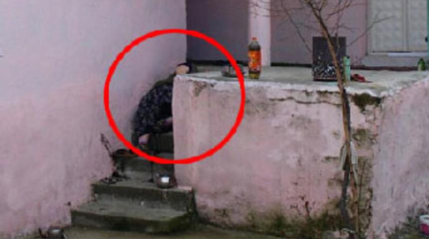 Evinin &ouml;n&uuml;nde &ouml;ld&uuml;r&uuml;ld&uuml;