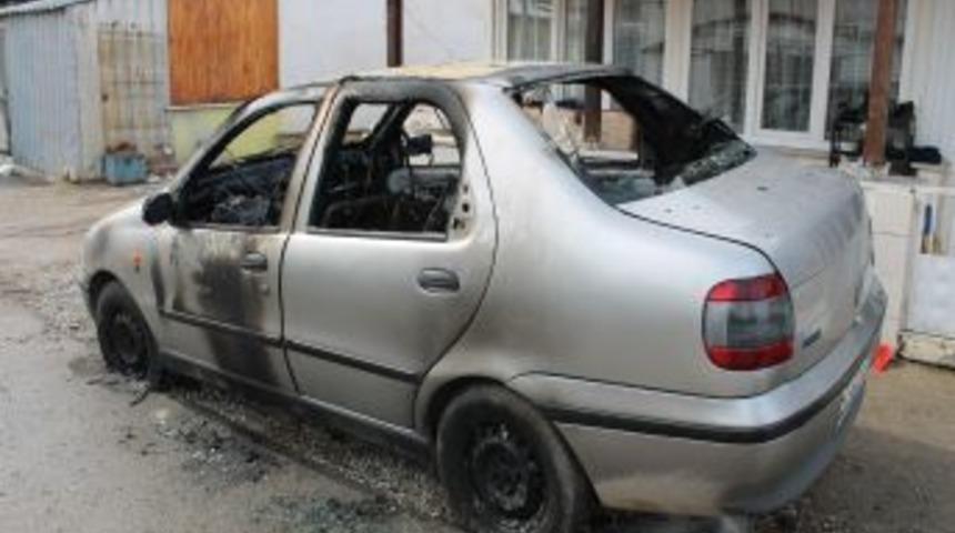 Kundaklandığı iddia edilen otomobil, kullanılamaz hale geldi