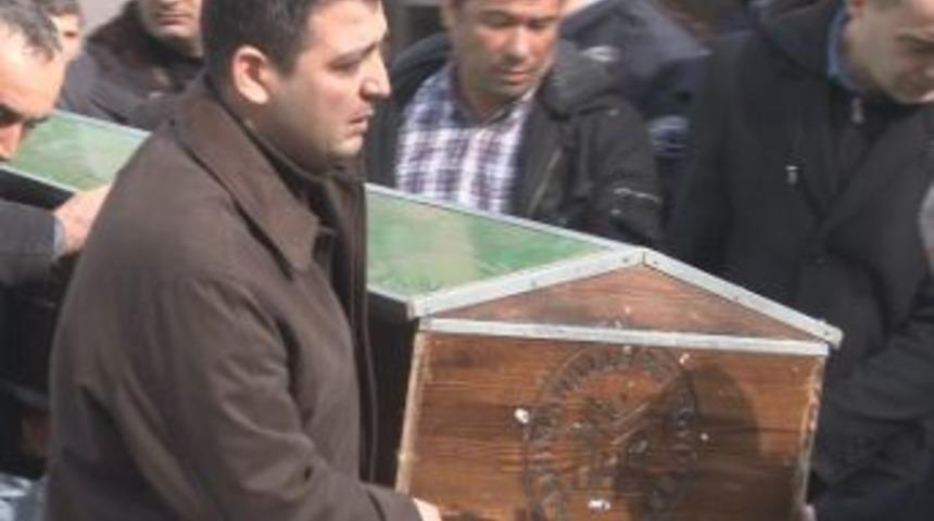 Cinnet getiren Uzman &Ccedil;avuş, &ouml;z&uuml;rl&uuml; oğlu, kızı ve eşini &ouml;ld&uuml;r&uuml;p intihar etti