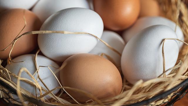 Beyaz ve kahverengi yumurta arasında gerçekten fark var mı? Renk farklılığın nedeni belli oldu