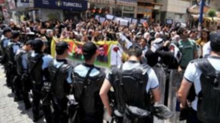 Polis &ccedil;ocuklara eğitici kitap dağıttı