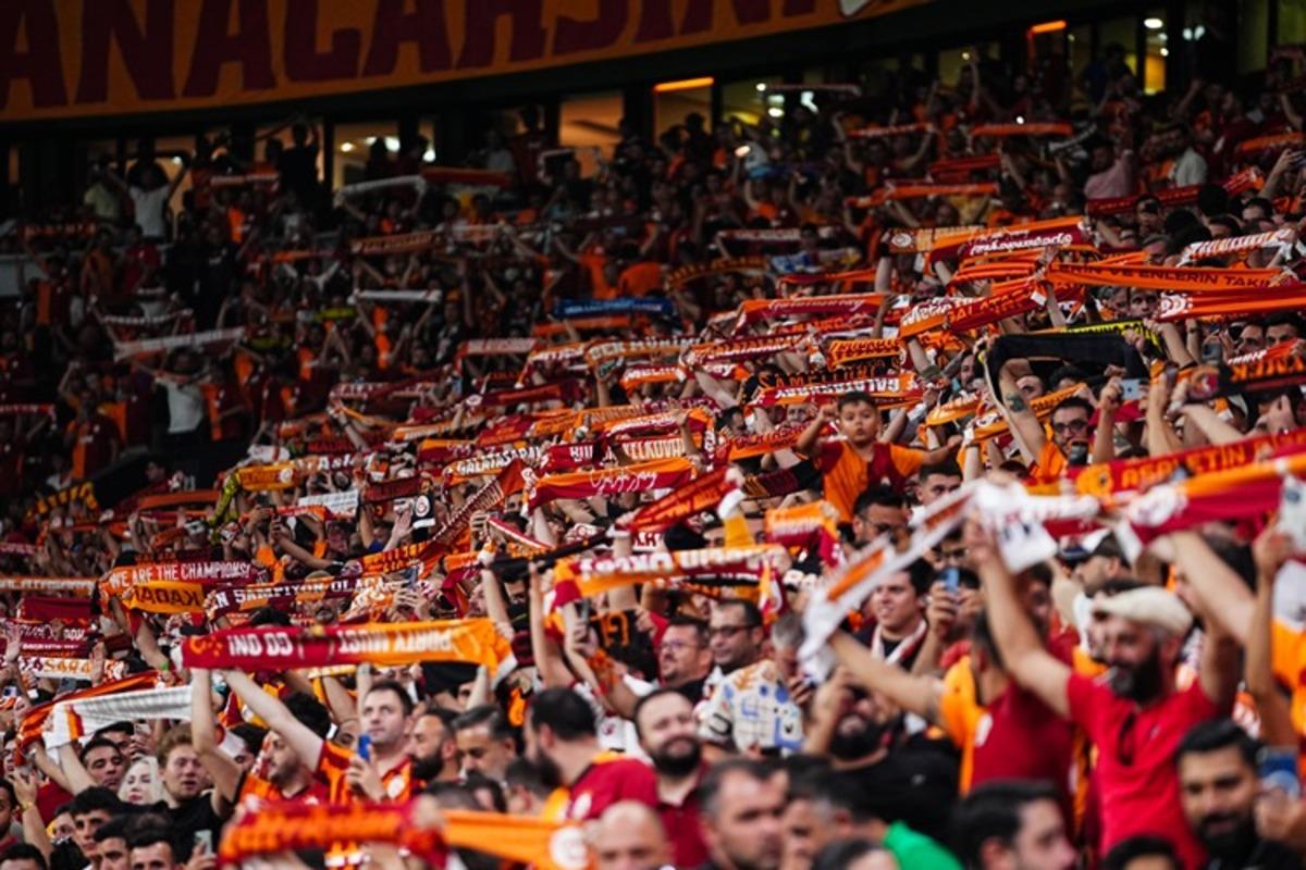 Fransa da sokaklar hala karışık! Galatasaray taraftara seslendi: Kuralları a&ccedil;ıkladılar 1