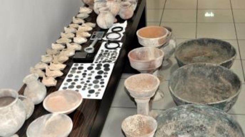 Otomobilde 150 adet tarihi eser ele ge&ccedil;irildi