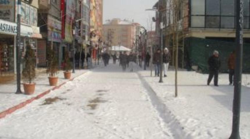 Kar yağışı, &Ccedil;orlu ve &Ccedil;erkezk&ouml;y'de etkili oluyor