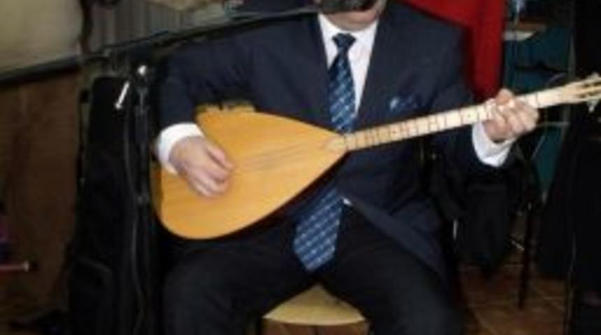 Kaymakam saz &ccedil;aldı, depremzedeler t&uuml;rk&uuml; s&ouml;yledi