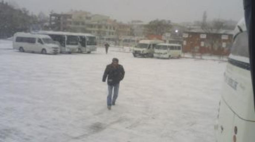 &Ccedil;anakkale&rsquo;nin y&uuml;ksek kesimlerine kar yağdı