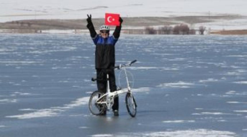 Buz tutan g&ouml;lde bisiklet s&uuml;rd&uuml;, kenardakiler g&ouml;le d&uuml;şmesin diye dua etti