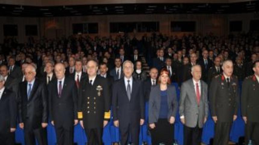 Şehit yakını ve gazilere devlet &ouml;v&uuml;n&ccedil; madalyası