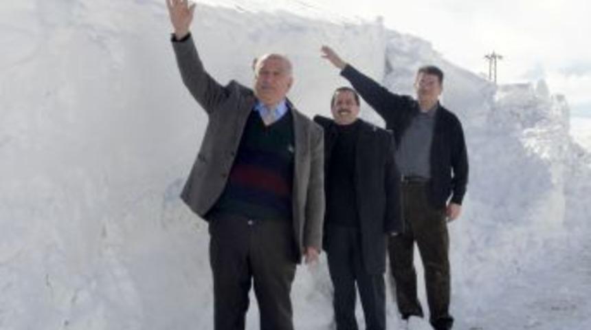 Kar ve tipi nedeniyle yolu kapanan 37 k&ouml;ye 15 g&uuml;nd&uuml;r ulaşılamıyor