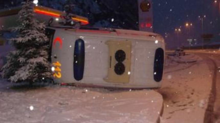 Ereğli'de 2 ambulans devrildi, 2 kişi yaralandı