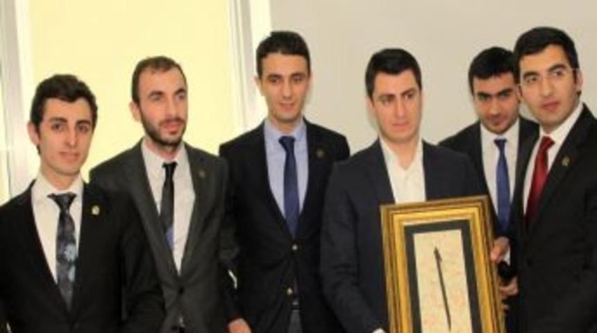 Gen&ccedil; vekil, gen&ccedil;lere konuk oldu