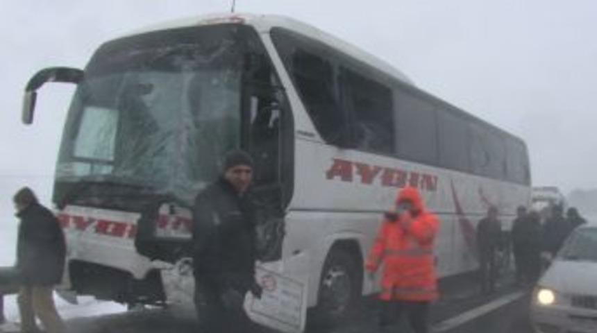 TEM'de zincirleme kaza; 6 ara&ccedil; birbirine girdi