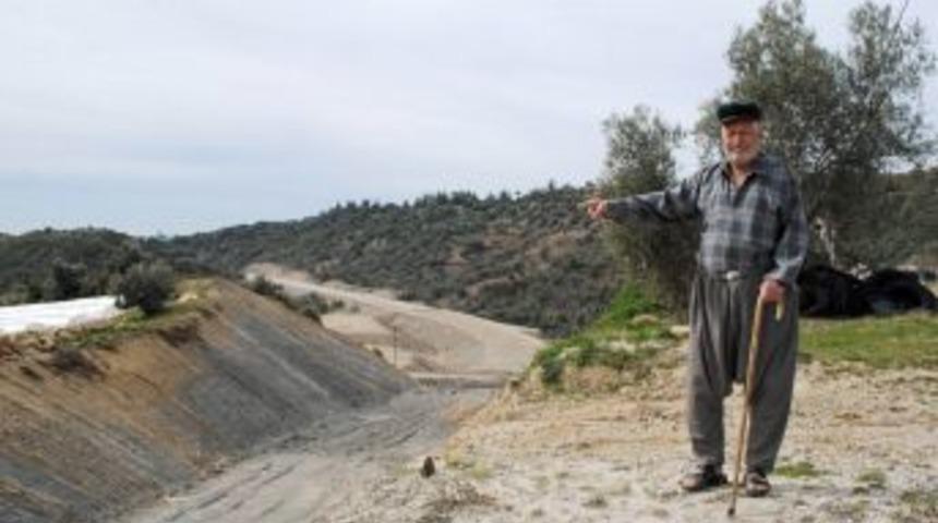 Yaşlı &ccedil;ift, yol yapımında kopan telefon kablolarının tamir edilmesini bekliyor