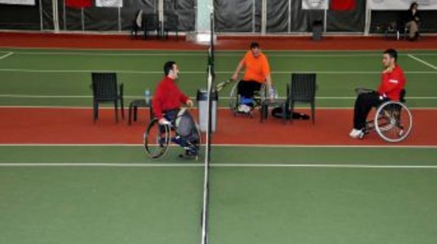Tekerlekli sandalyeyle kortlarda yarıştılar