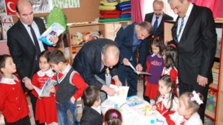 Kazan Belediyesi'nden okullara kitap yardımı