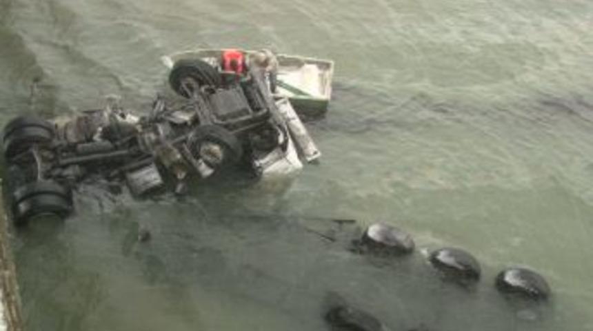 Viyad&uuml;kte kayan TIR, B&uuml;y&uuml;k&ccedil;ekmece g&ouml;l&uuml;ne u&ccedil;tu