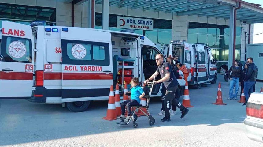 Gıda zehirlenmesi ş&uuml;phesi: 9 &ouml;ğrenci hastaneye kaldırıldı