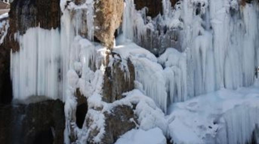 Pınarbaşı Ilıca Şelalesi dondu
