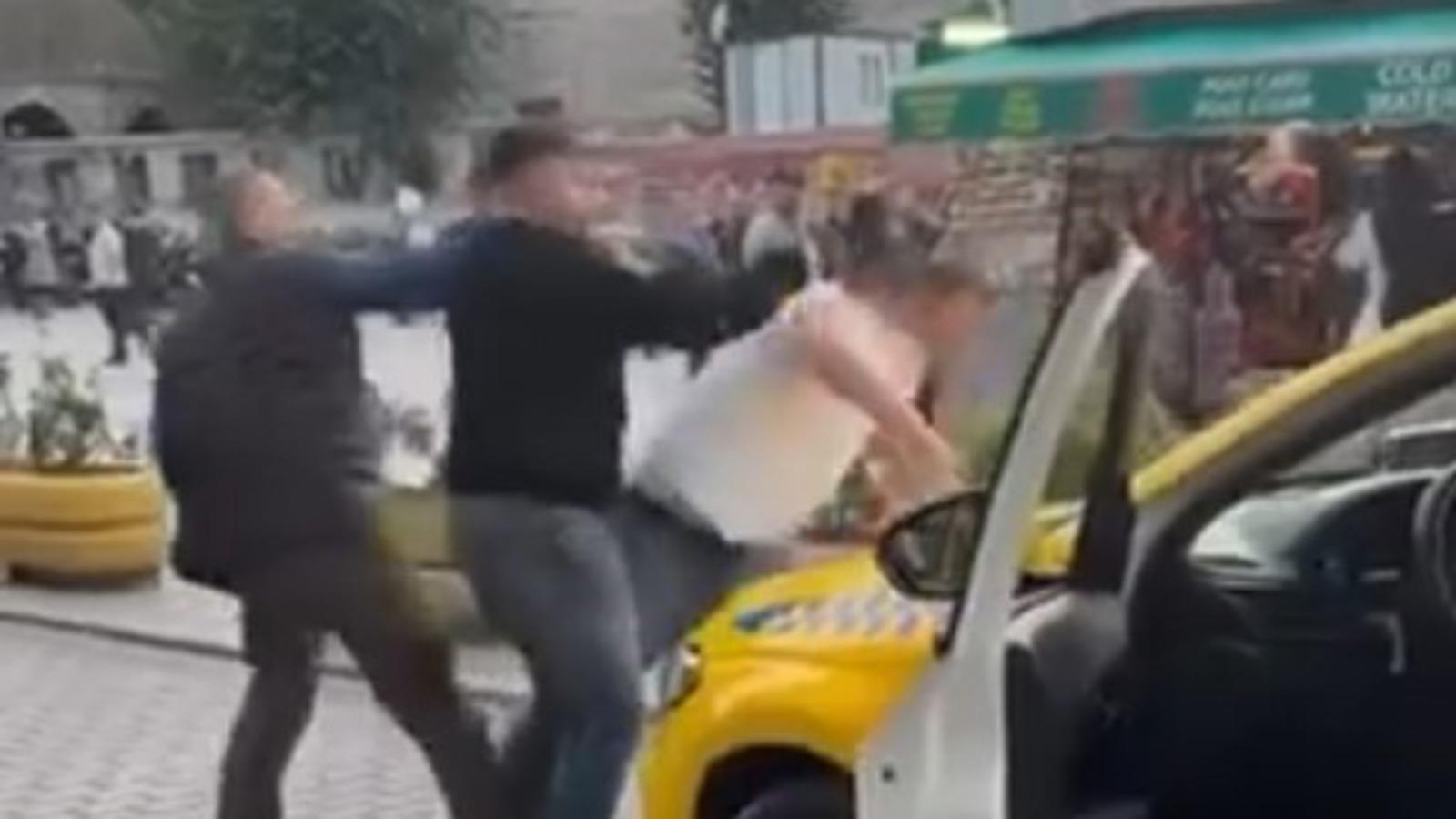 Taksiciler yolcu almak için yumruk yumruğa kavgaya tutuştu! ⤵️
