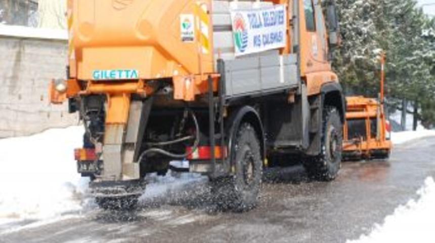 Tuzla Belediyesi'nden kar yağışına anında m&uuml;dahale