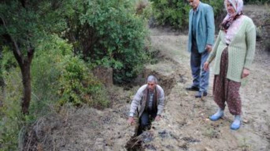 K&ouml;ydeki heyelan nedeniyle 4 ev boşaltıldı