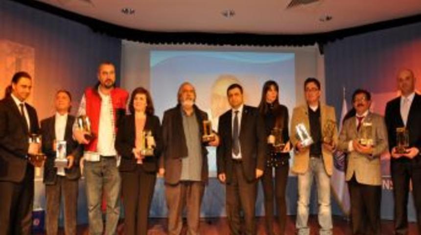 &Ccedil;OM&Uuml; &ouml;ğrencilerinin se&ccedil;tiği 'Yılın En İyileri' &ouml;d&uuml;llerini aldı