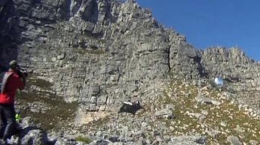 ABD&rsquo;li sporcunun saatte 190 km hızla dağa &ccedil;arpma anı kamerada