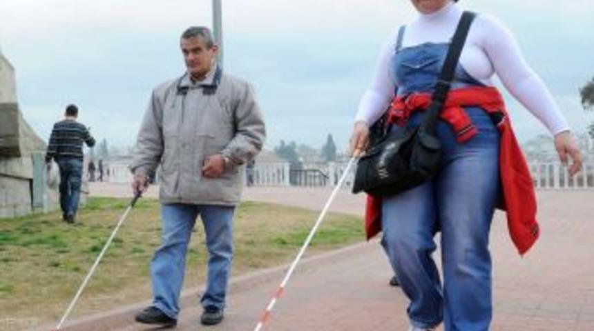 G&ouml;rme engellilere beyaz baston eğitimi verildi