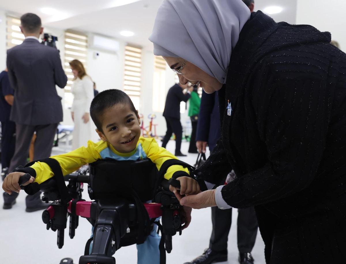 Emine Erdoğan, &Ouml;zbekistan da rehabilitasyon merkezi ve okul &ouml;ncesi eğitim kurumunun a&ccedil;ılışına katıldı 3