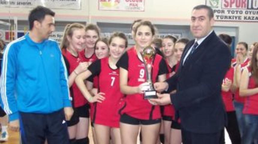 Kızlarda Fen Lisesi şampiyon oldu