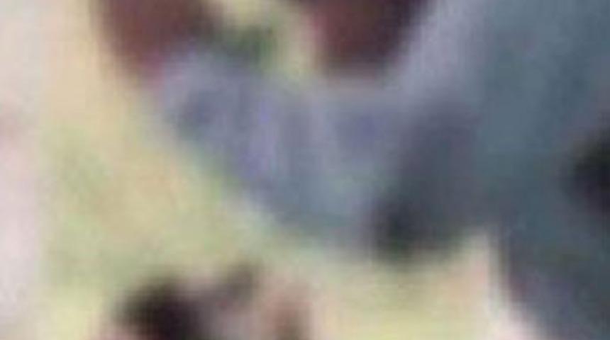 Minik oğlunu d&ouml;verek &ouml;ld&uuml;rd&uuml;