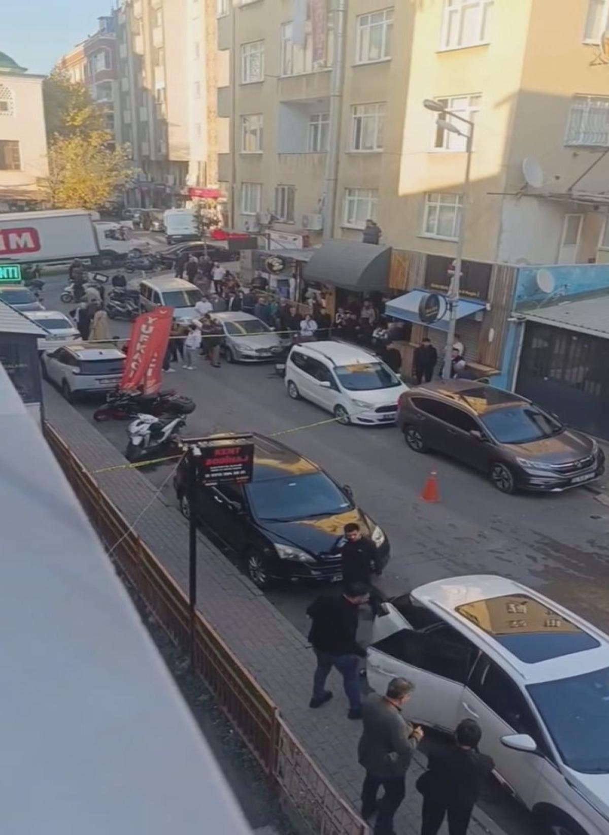 Kağıthane de park halindeki otomobile silahlı saldırı: 1 &ouml;l&uuml; 2