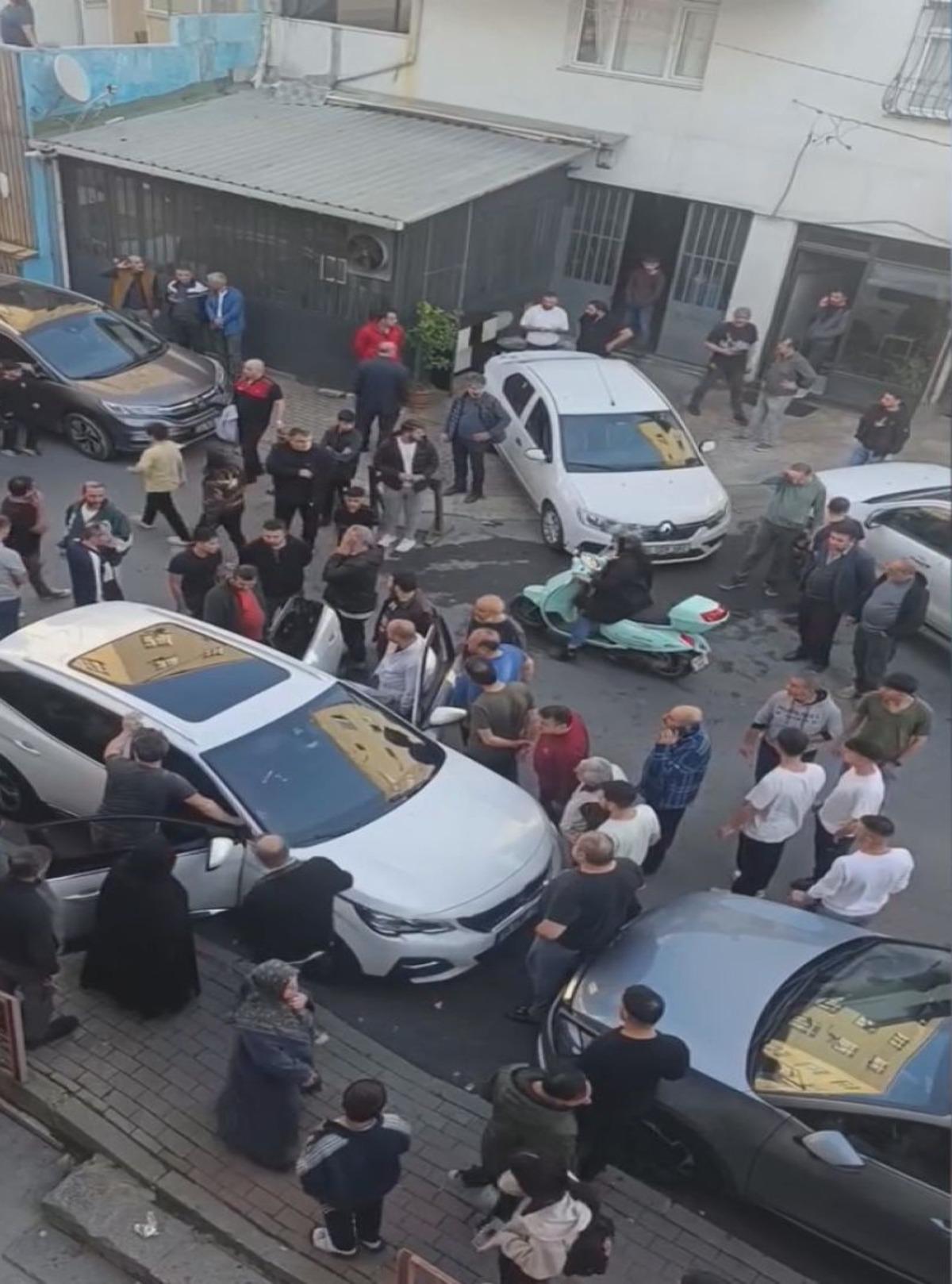 Kağıthane de park halindeki otomobile silahlı saldırı: 1 &ouml;l&uuml; 1