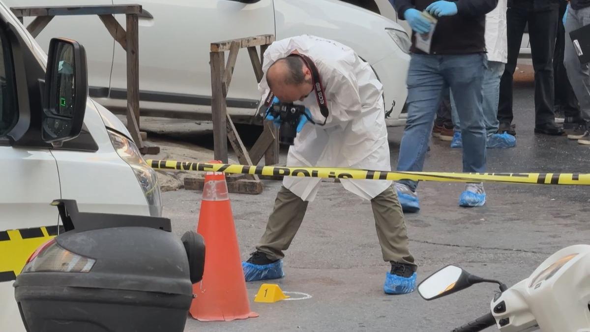 Kağıthane de park halindeki otomobile silahlı saldırı: 1 &ouml;l&uuml; 4