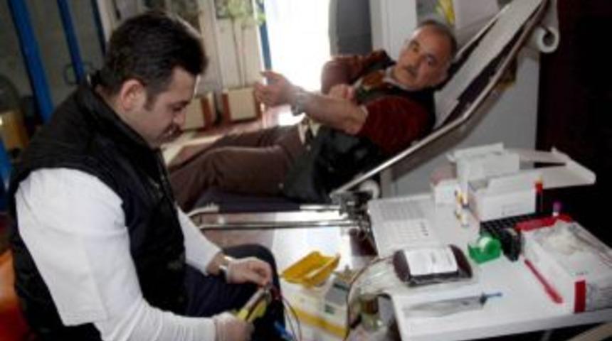 ASKİ &ccedil;alışanlarından Kızılay'a kan bağışı