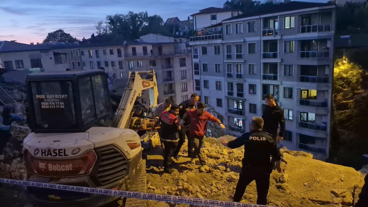 Zonguldak ta 3 katlı bina &ccedil;&ouml;kt&uuml;: Enkaz altında kalan 1 kişi hayatını kaybetti 2