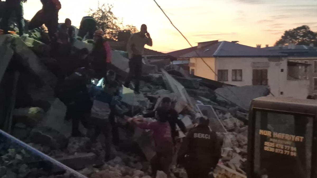 Zonguldak ta 3 katlı bina &ccedil;&ouml;kt&uuml;: Enkaz altında kalan 1 kişi hayatını kaybetti 5