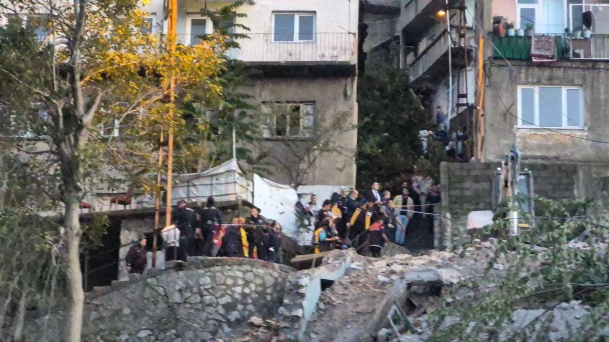 Zonguldak ta 3 katlı bina &ccedil;&ouml;kt&uuml;: Enkaz altında kalan 1 kişi hayatını kaybetti 1