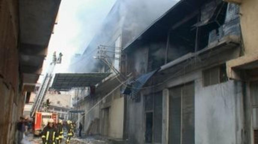 İzmir'de yatak ve baza imalathanesi tamamen yandı