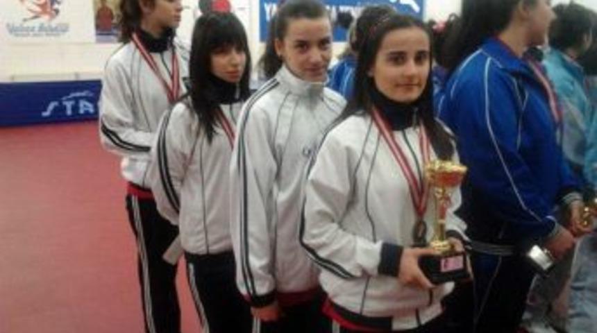 Bursalı raketler, masa tenisinde finalde