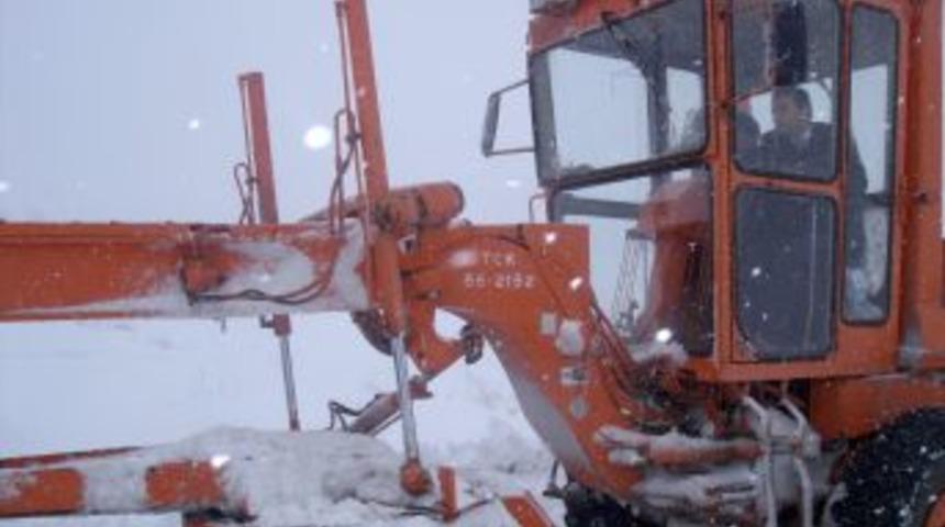 Kaymakam Budan: K&ouml;y yolları i&ccedil;in gece g&uuml;nd&uuml;z &ccedil;alışıyoruz