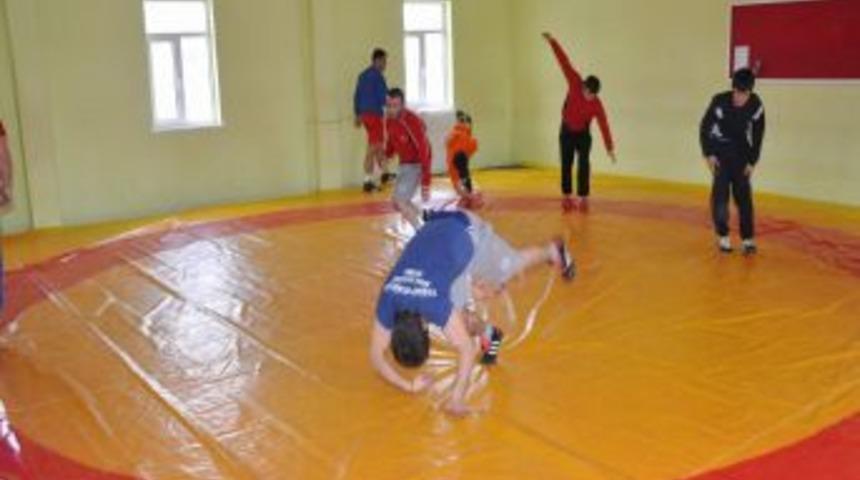 Başkan Başer, g&uuml;reş takımı sporcularına baklava ikram etti