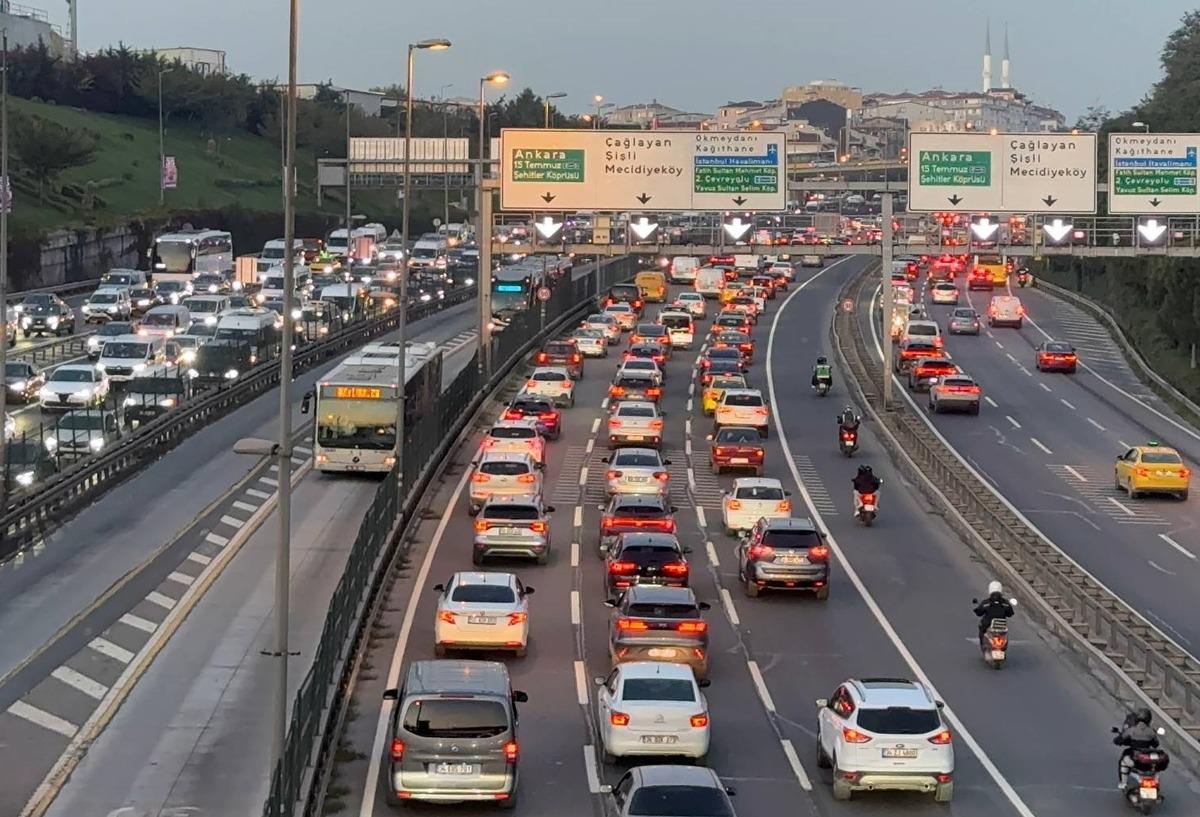 İstanbul da trafik yoğunluğu y&uuml;zde 83 e ulaştı 1